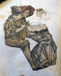 En man med renässanskläder och mandolin eller luta och stor röd hatt tittar ned i noter som ligger i knät på en kvinna. 
