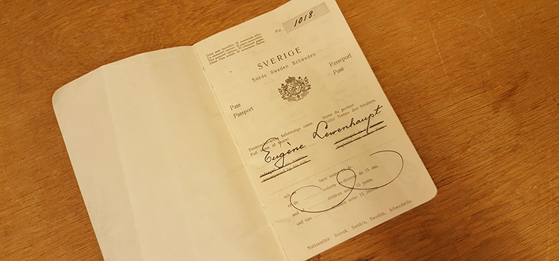 uppslaget pass som visar passets första sida med Eugene Lewenhaupts namnteckning