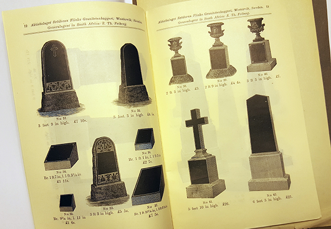 foto på ett uppslag med svarta gravstenar i granit ur prislistan
