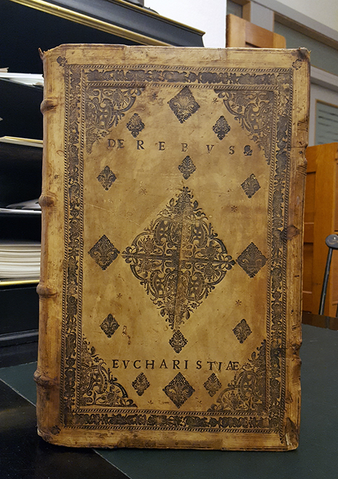 framsidan av den i texten omnämnda boken med guldtryckt dekor