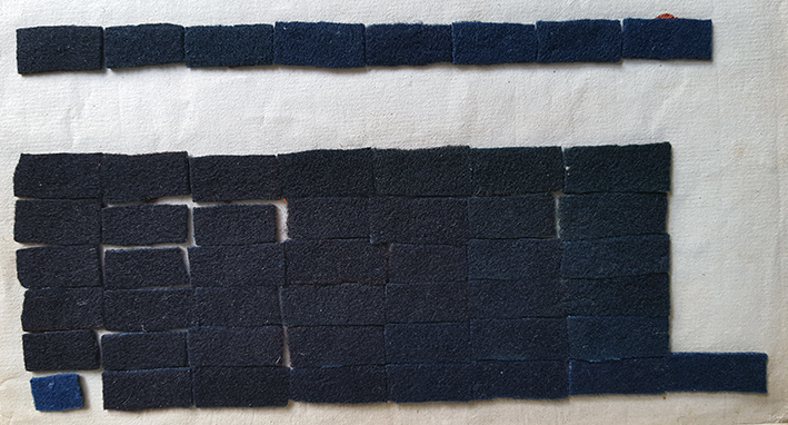 pappersark med färgprover i blå nyanser