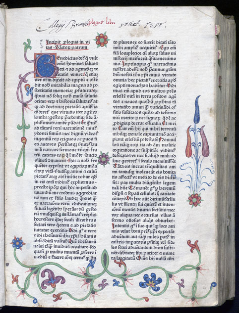 helsida med tryckt text i två spalter och däromkring målade växter i grönt, rött och blått