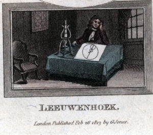Tryck med Leeuwenhoek sittande vid ett skrivbord