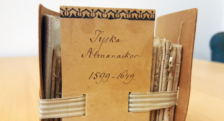 bild på överdelen av dragkapseln där almanackan ligger förvarad, etiketten lyder Tyska almanackor 1599-1649