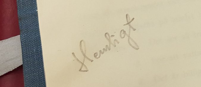 handskrivet på ett papper ordet Hemligt